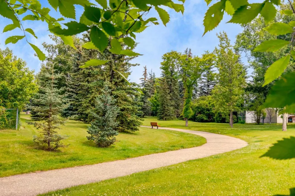 367 Woodbriar Circle SW Calgary AB T2W 6A4