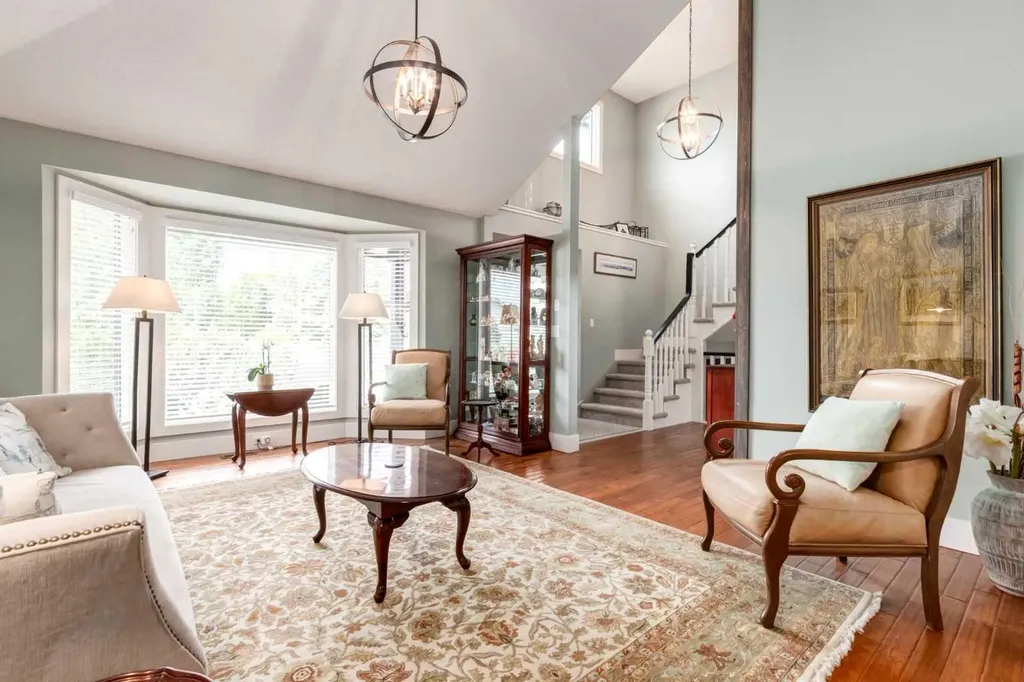 367 Woodbriar Circle SW Calgary AB T2W 6A4