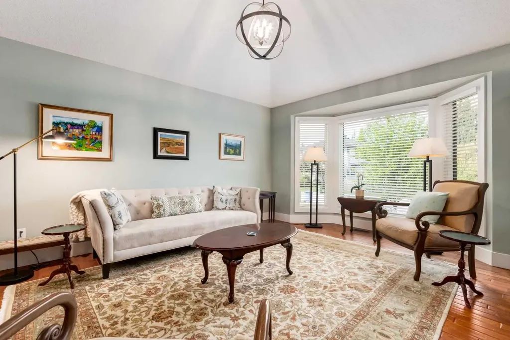 367 Woodbriar Circle SW Calgary AB T2W 6A4