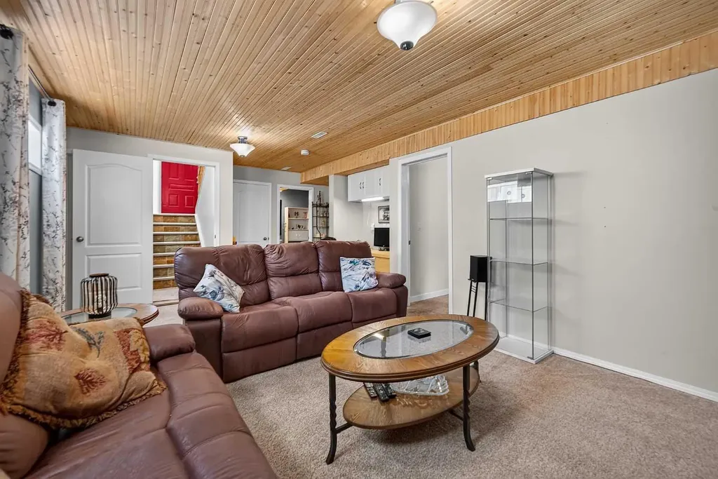 13 Canoe Close SW Airdrie AB T4B2N3