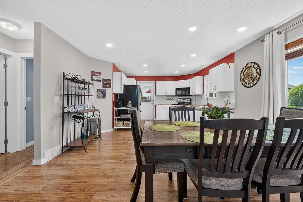 13 Canoe Close SW Airdrie AB T4B2N3