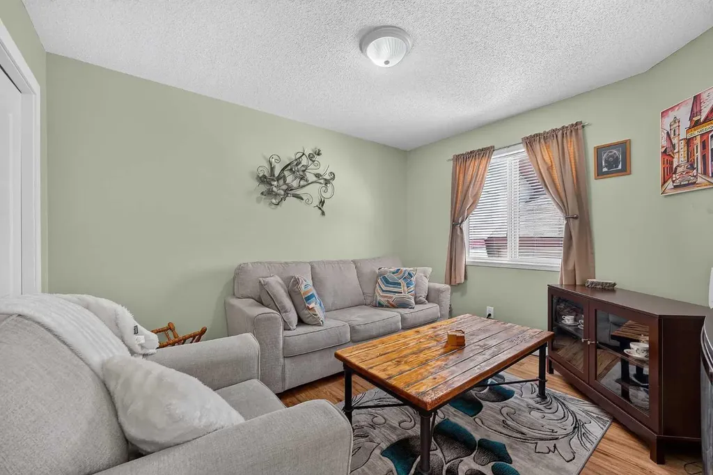 13 Canoe Close SW Airdrie AB T4B2N3