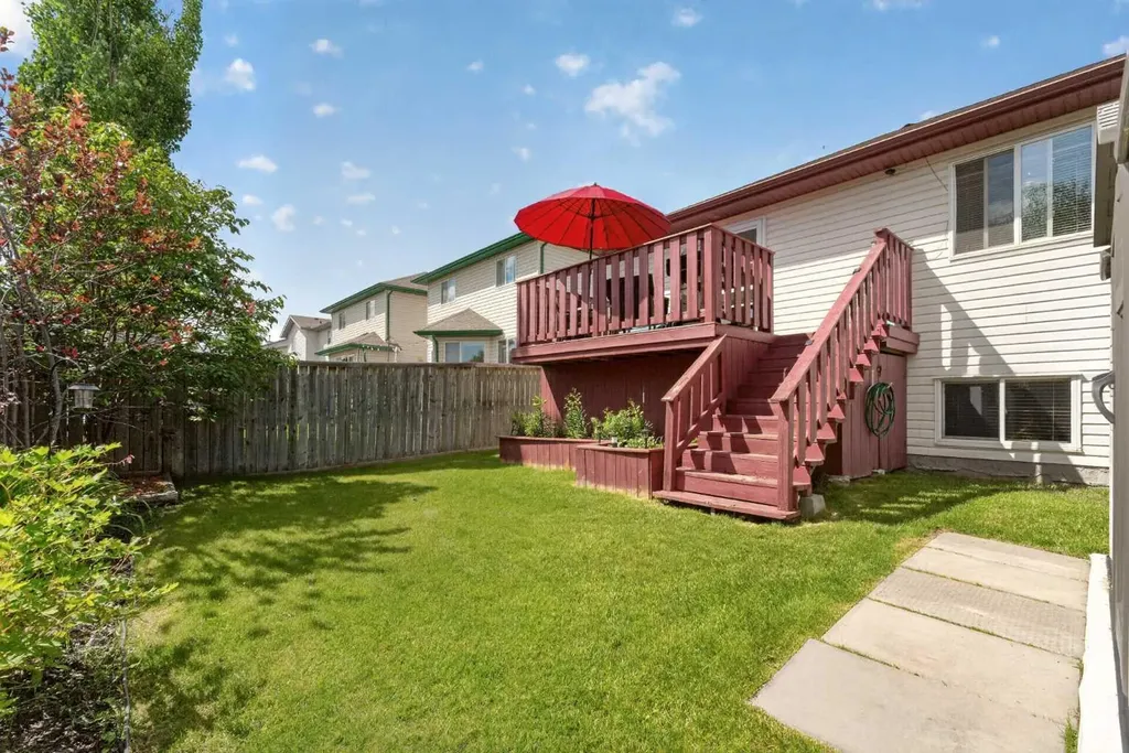 13 Canoe Close SW Airdrie AB T4B2N3