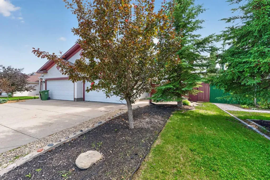 13 Canoe Close SW Airdrie AB T4B2N3