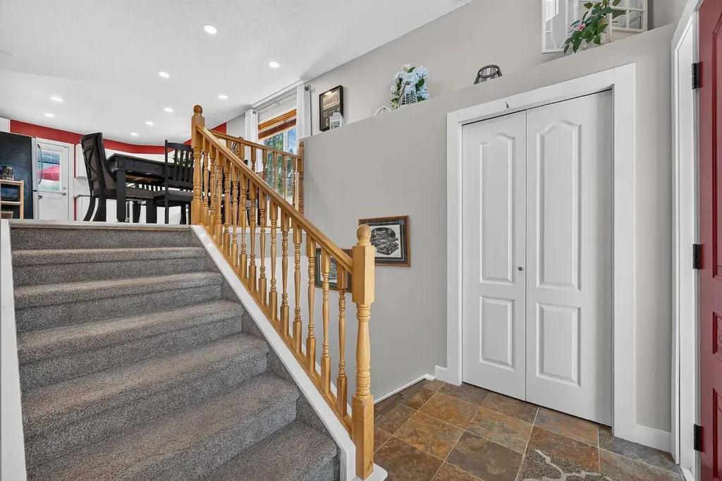 13 Canoe Close SW Airdrie AB T4B2N3