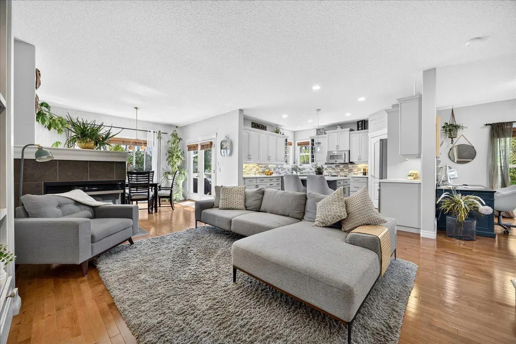13 Covepark Bay NE Calgary AB T3K 6K8