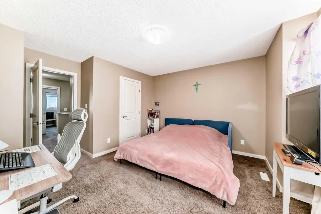 302 Auburn Crest Way SE Calgary AB T3M 1T2