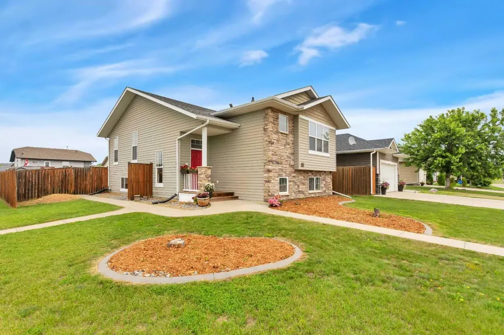 70 Garden Road Lacombe AB T4L2P1