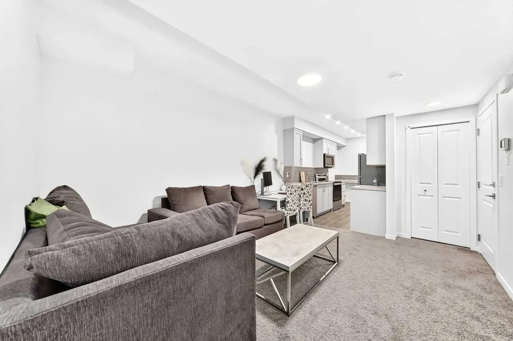 41 Corner Glen Row NE Calgary AB T3N 1B9