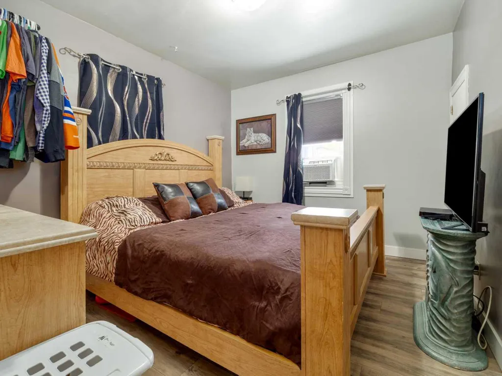 239 19 Street N Lethbridge AB T1H 3J9