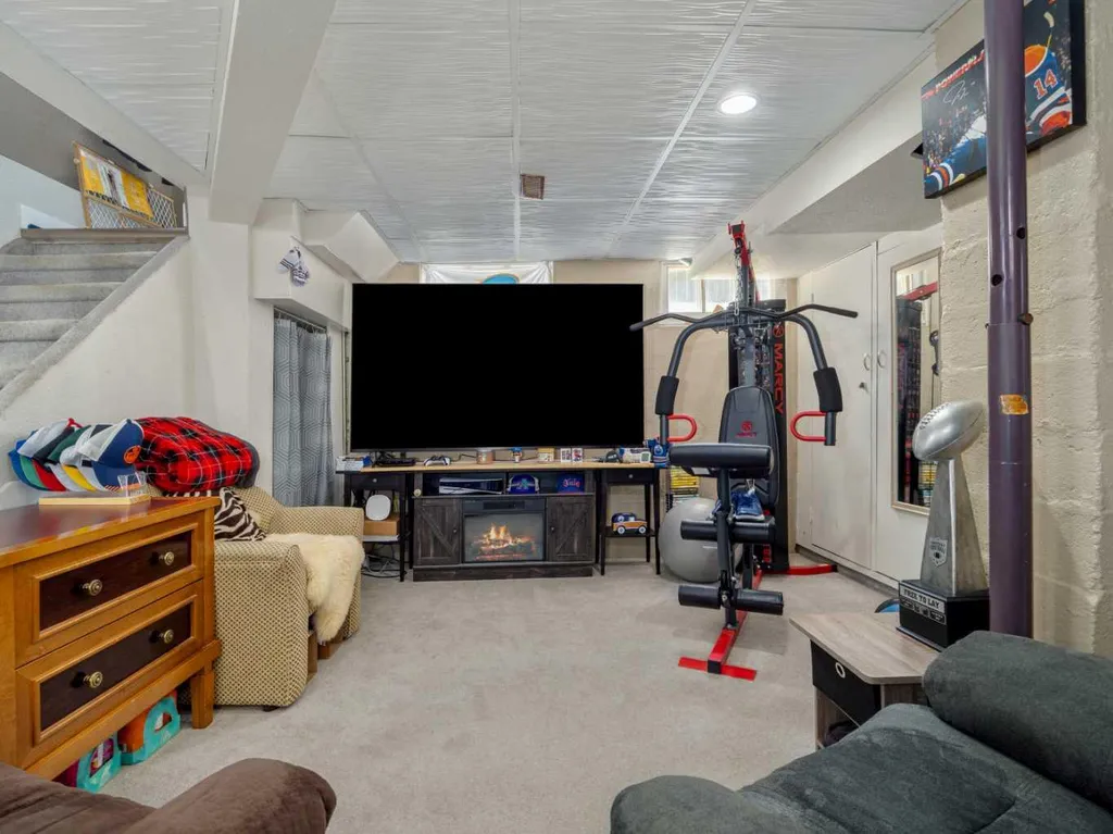 239 19 Street N Lethbridge AB T1H 3J9