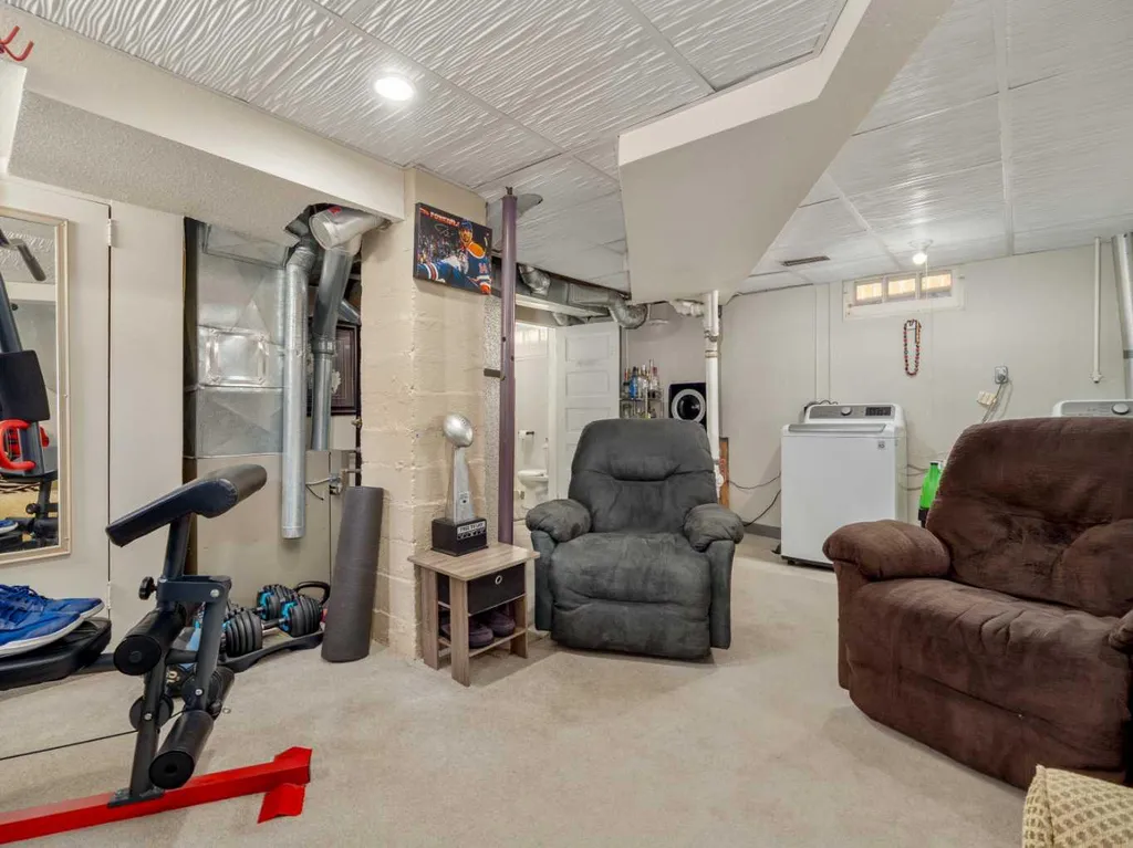 239 19 Street N Lethbridge AB T1H 3J9