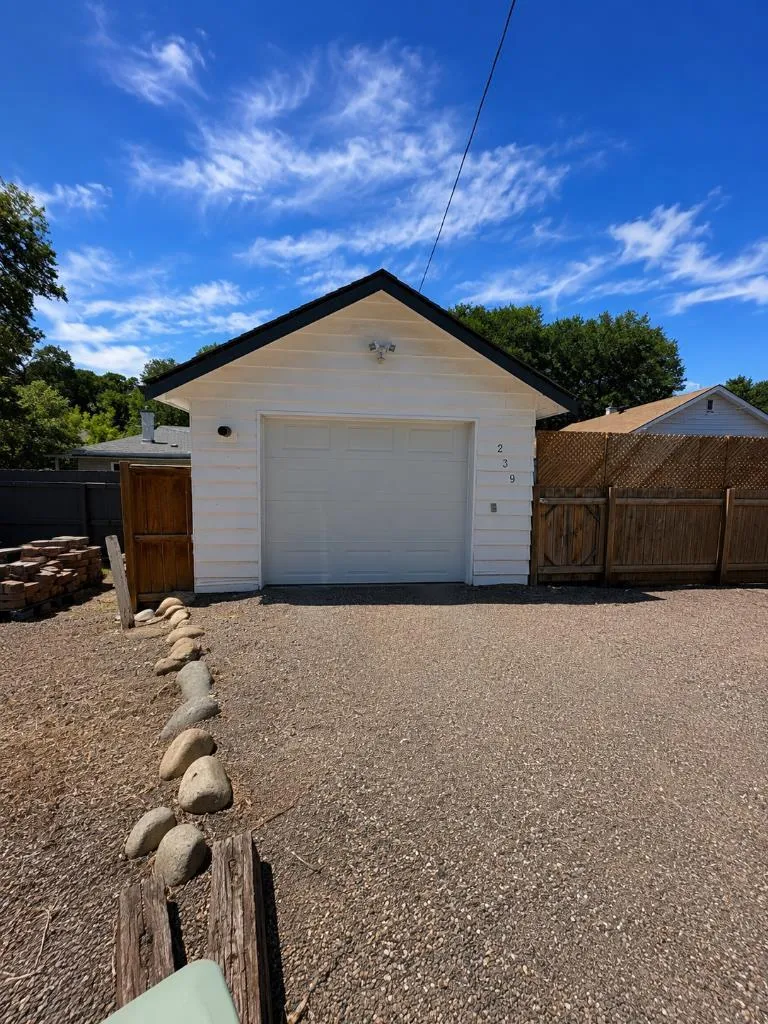 239 19 Street N Lethbridge AB T1H 3J9