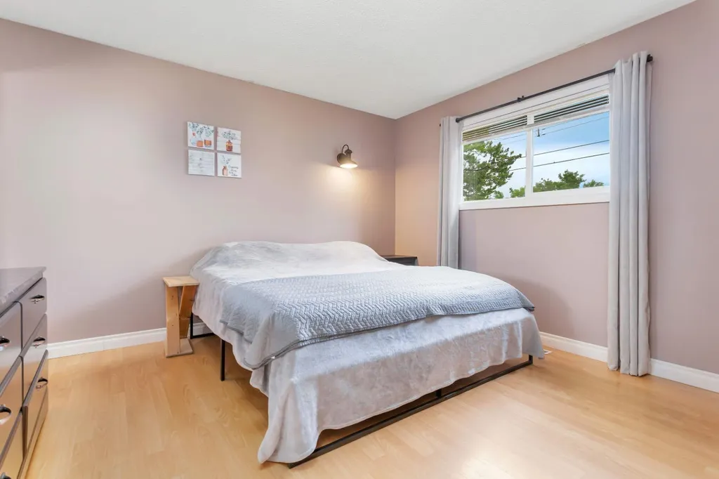 5215 52 Avenue Eckville AB T0M 0X0