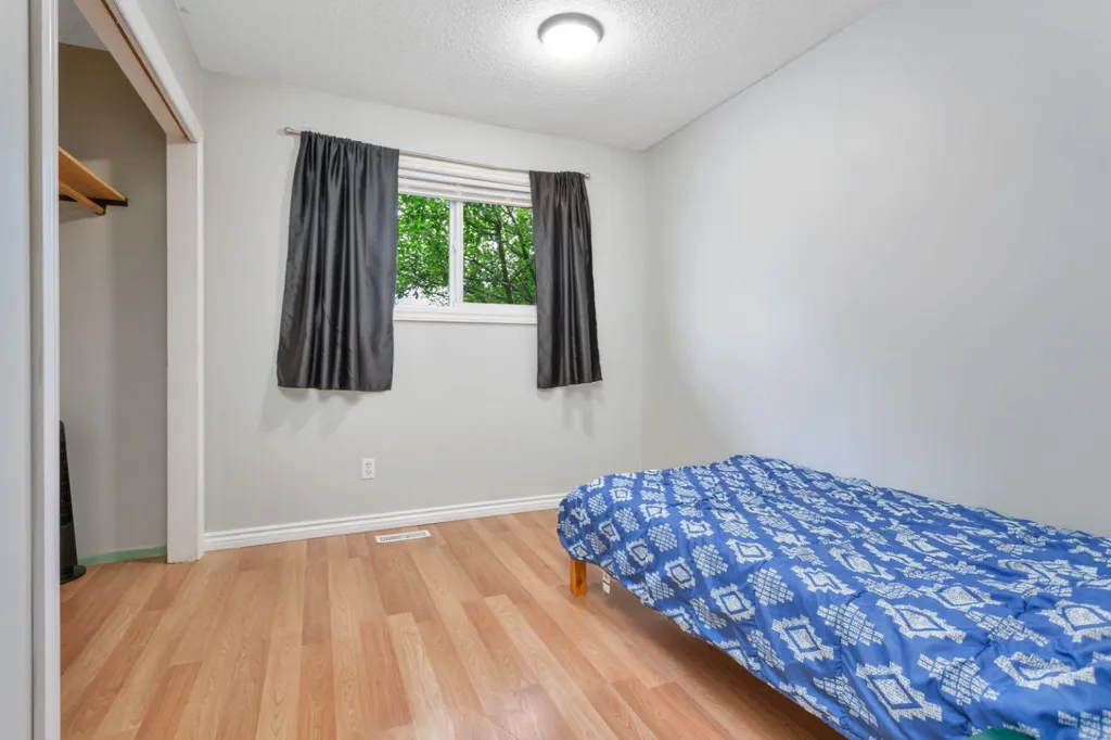 5215 52 Avenue Eckville AB T0M 0X0