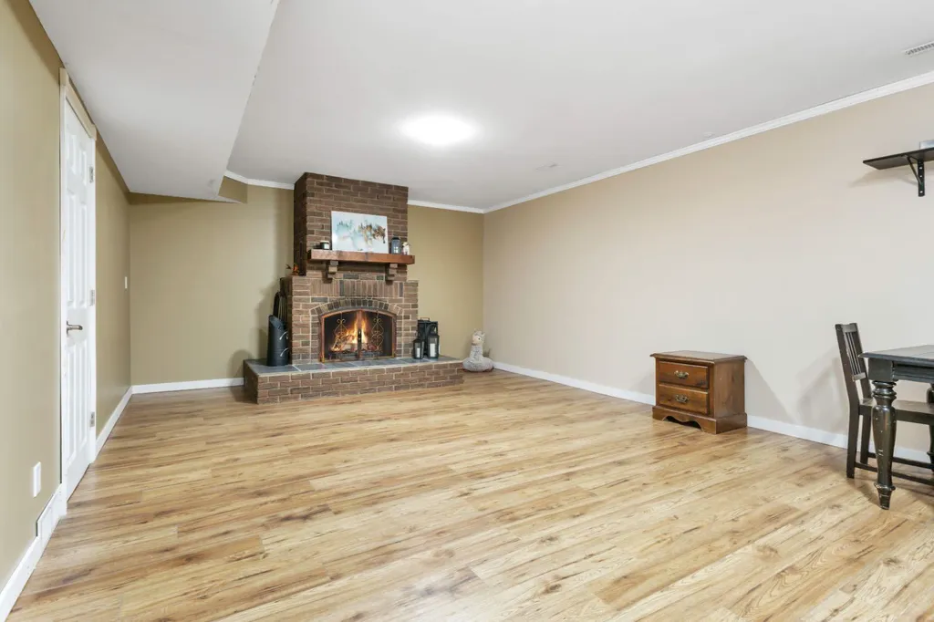 5215 52 Avenue Eckville AB T0M 0X0