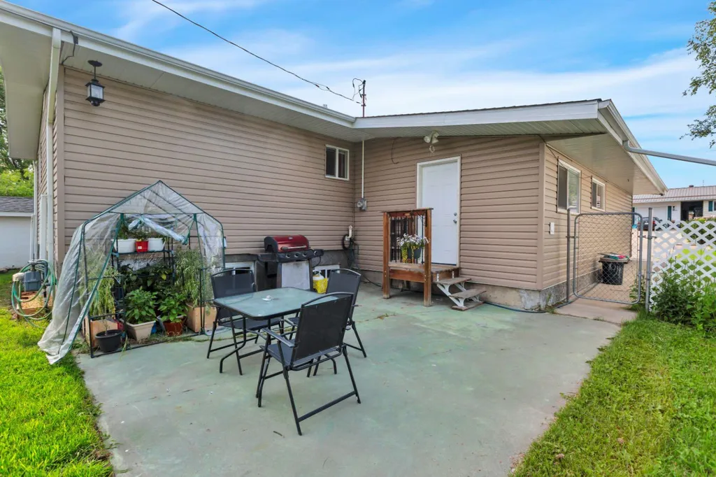 5215 52 Avenue Eckville AB T0M 0X0