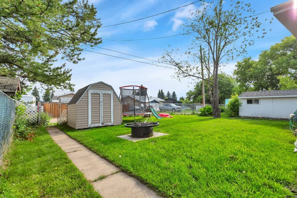 5215 52 Avenue Eckville AB T0M 0X0