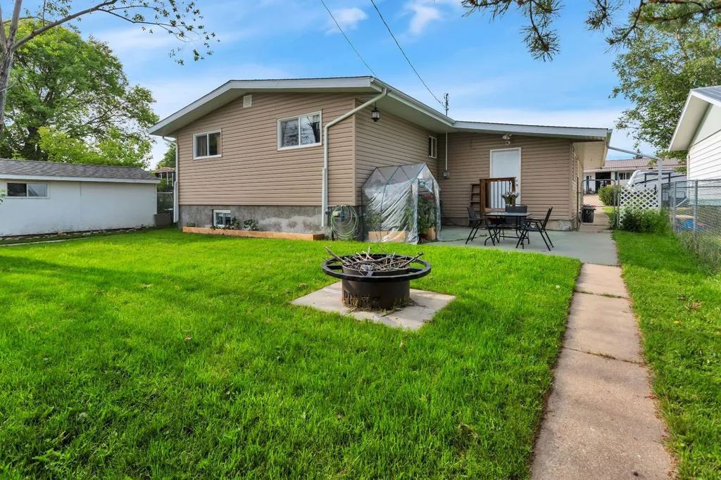 5215 52 Avenue Eckville AB T0M 0X0