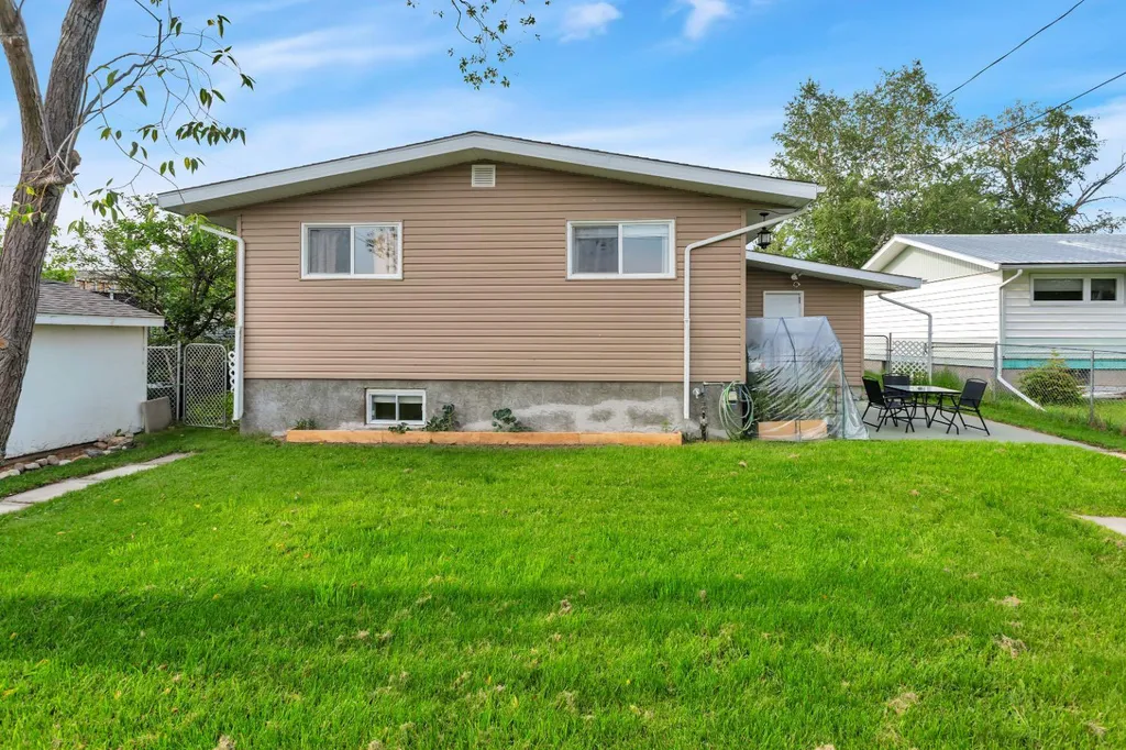 5215 52 Avenue Eckville AB T0M 0X0