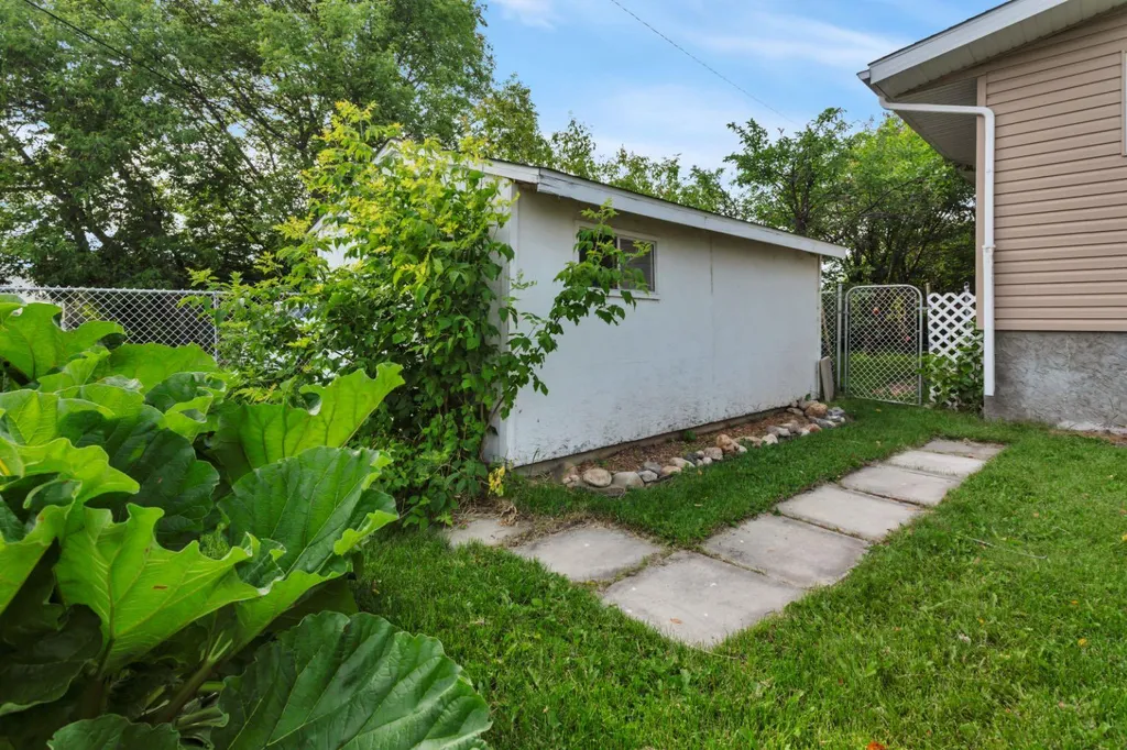 5215 52 Avenue Eckville AB T0M 0X0