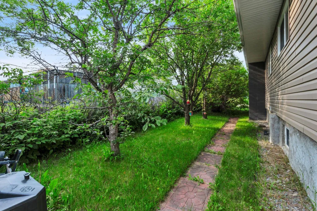 5215 52 Avenue Eckville AB T0M 0X0