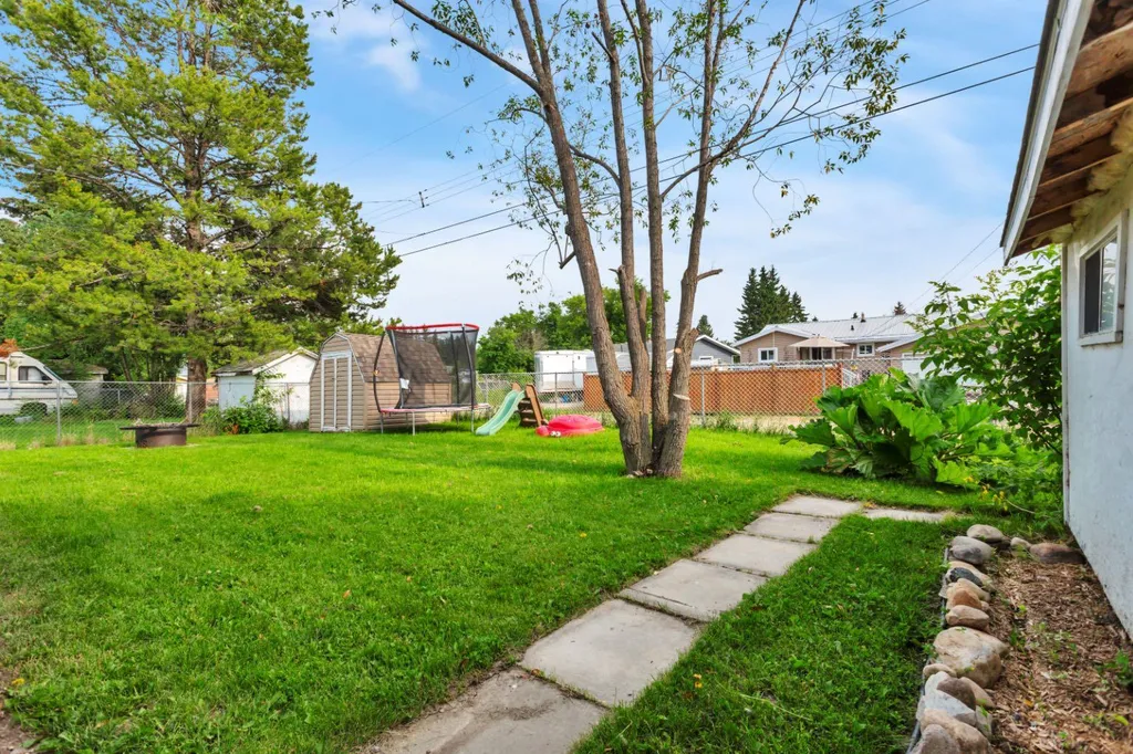 5215 52 Avenue Eckville AB T0M 0X0