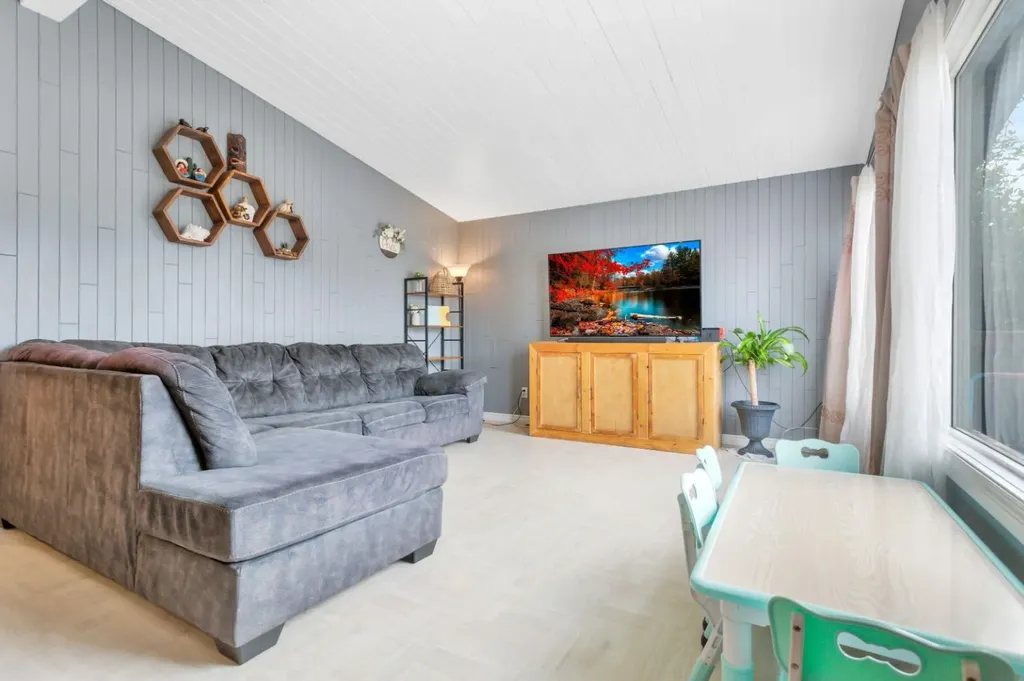 5215 52 Avenue Eckville AB T0M 0X0