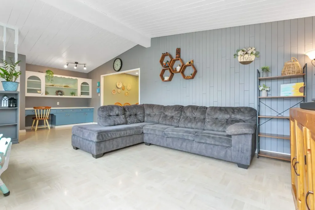5215 52 Avenue Eckville AB T0M 0X0