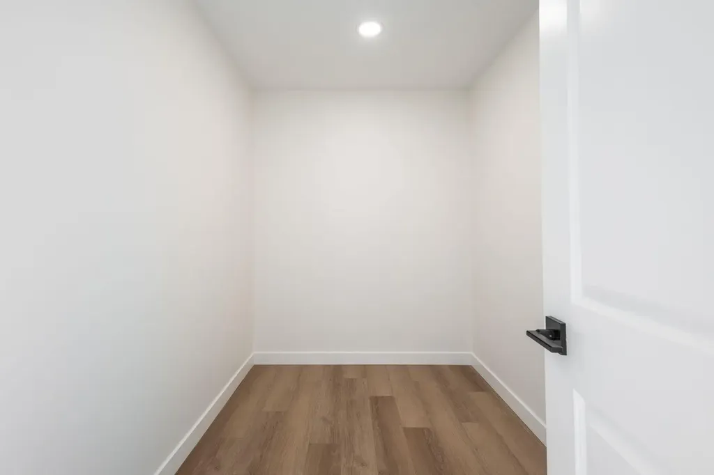 53 Versant Point SW Calgary AB T2Y0X1