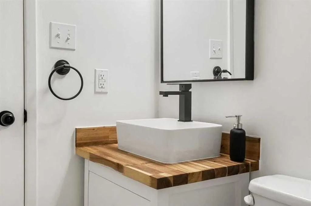3809 45 Street SW Calgary AB T3E3H4