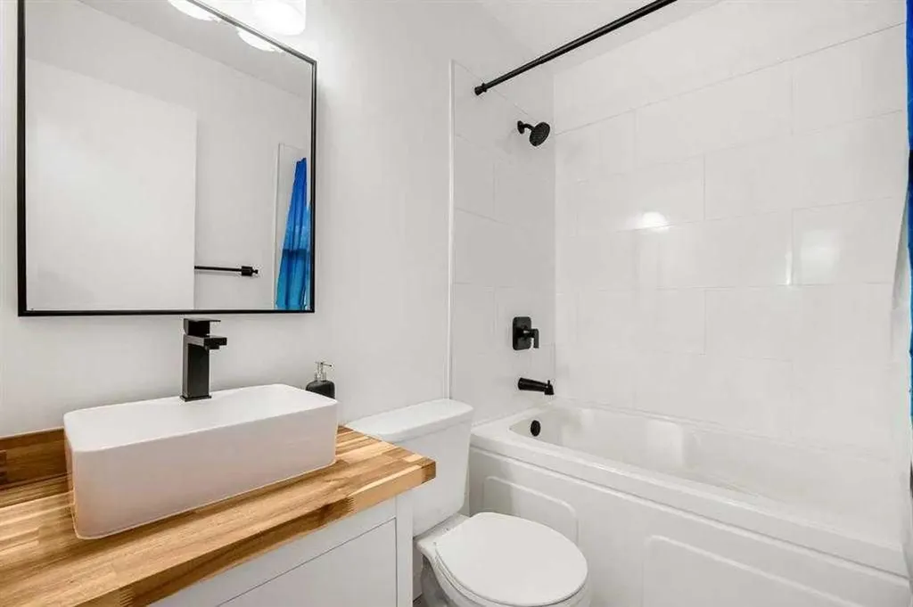 3809 45 Street SW Calgary AB T3E3H4
