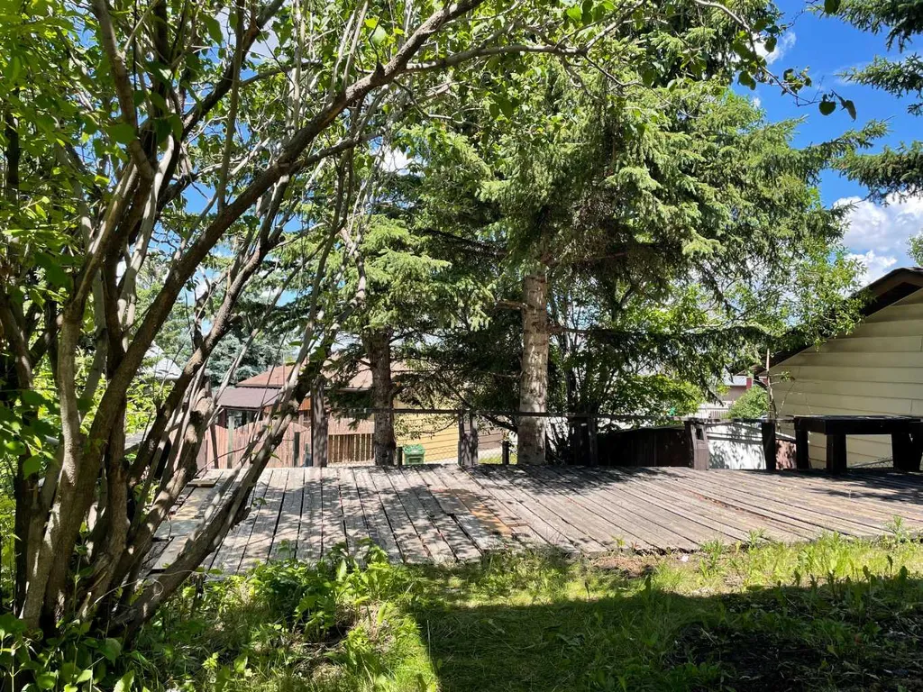 153 Bergen Crescent NW Calgary AB T3K 1J2