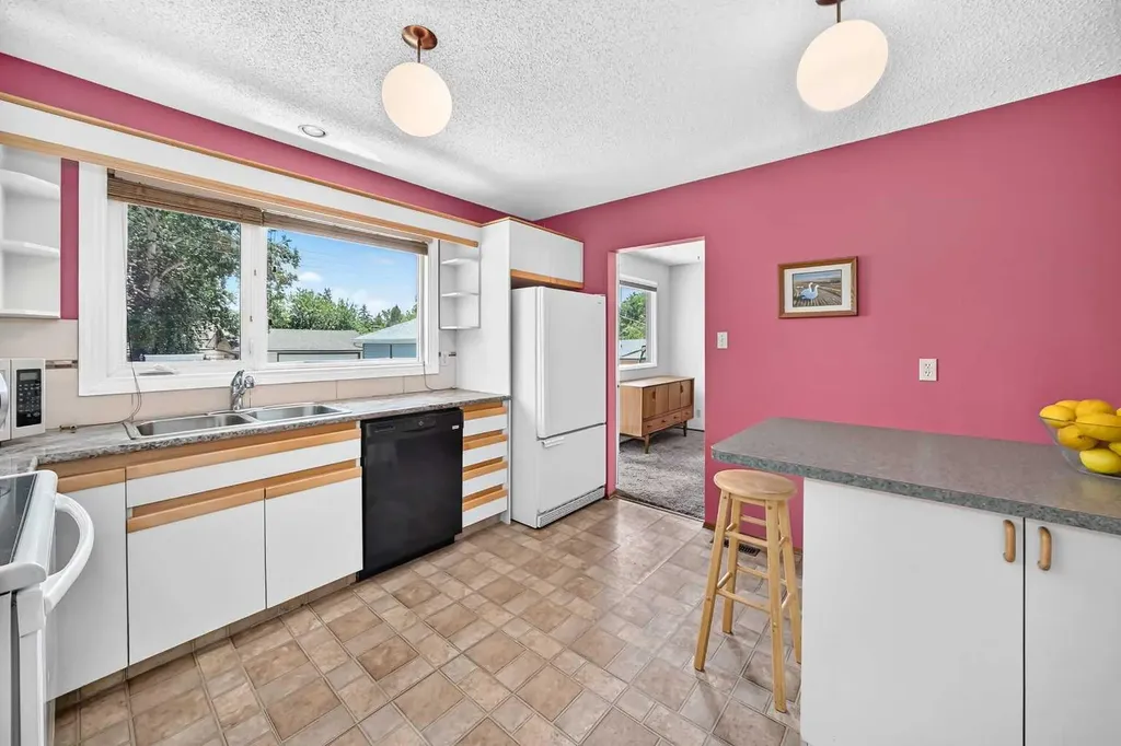 7108 Silverview Road NW Calgary AB T3B 3M1