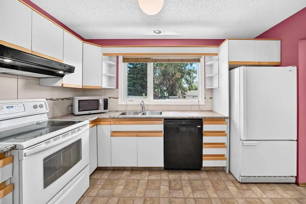 7108 Silverview Road NW Calgary AB T3B 3M1