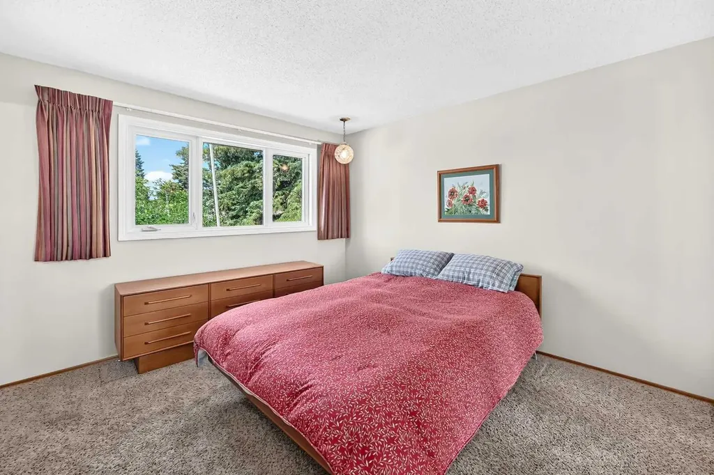 7108 Silverview Road NW Calgary AB T3B 3M1