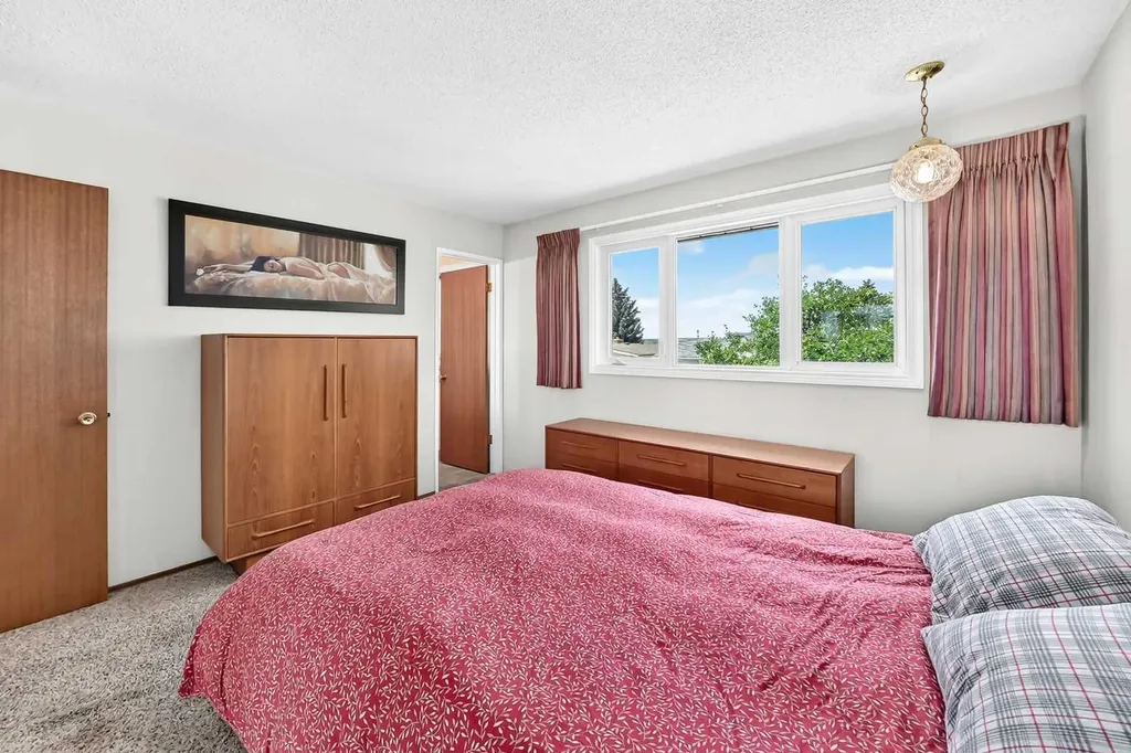 7108 Silverview Road NW Calgary AB T3B 3M1