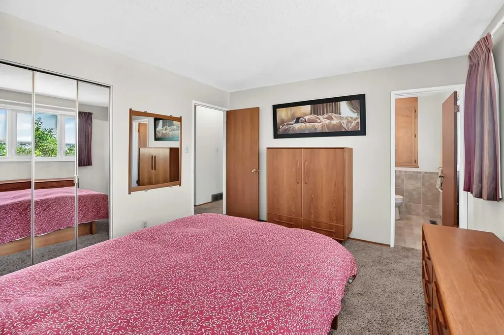 7108 Silverview Road NW Calgary AB T3B 3M1
