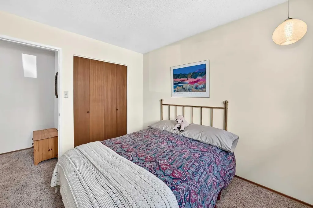7108 Silverview Road NW Calgary AB T3B 3M1