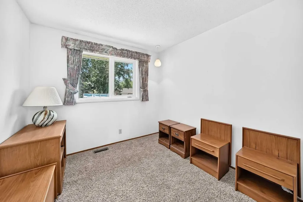 7108 Silverview Road NW Calgary AB T3B 3M1