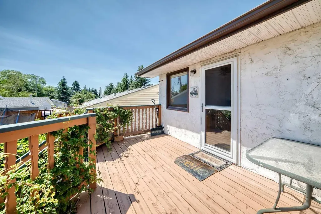 7108 Silverview Road NW Calgary AB T3B 3M1