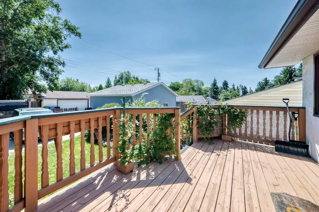 7108 Silverview Road NW Calgary AB T3B 3M1