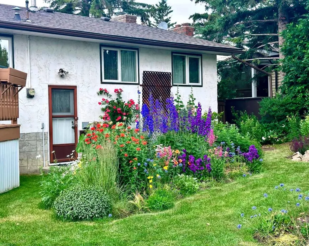 7108 Silverview Road NW Calgary AB T3B 3M1