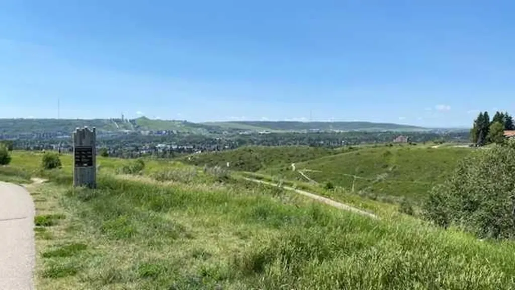 7108 Silverview Road NW Calgary AB T3B 3M1