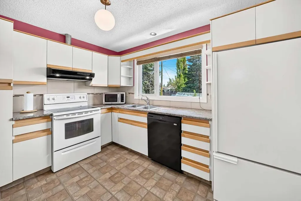 7108 Silverview Road NW Calgary AB T3B 3M1