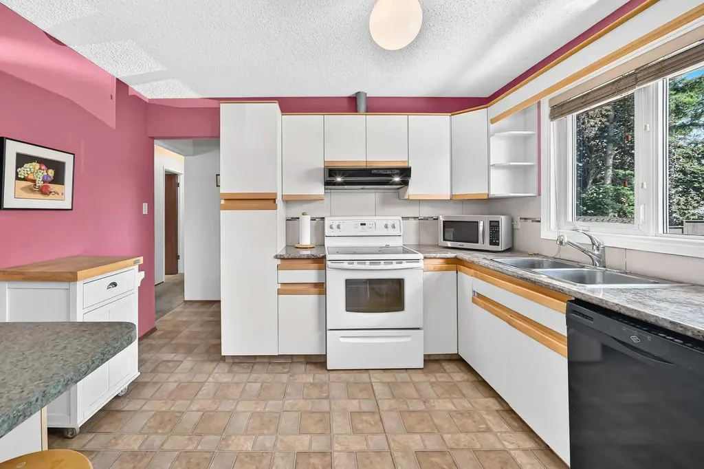 7108 Silverview Road NW Calgary AB T3B 3M1