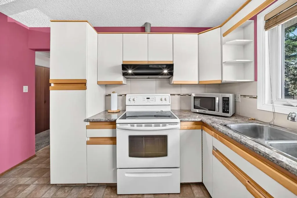 7108 Silverview Road NW Calgary AB T3B 3M1