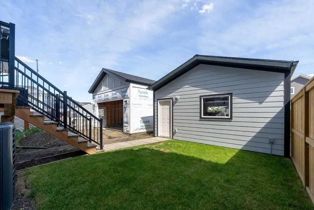 31 Magnolia Grove SE Calgary AB T3M 3T2
