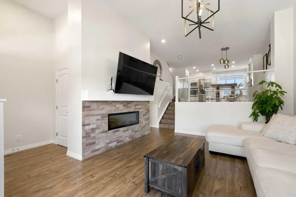 31 Magnolia Grove SE Calgary AB T3M 3T2