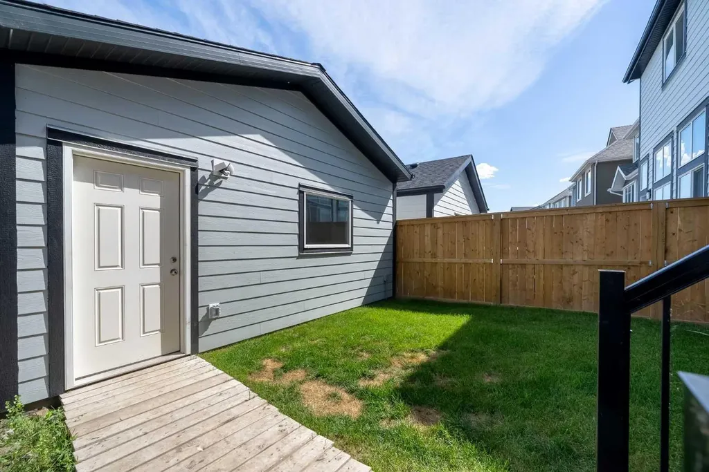 31 Magnolia Grove SE Calgary AB T3M 3T2